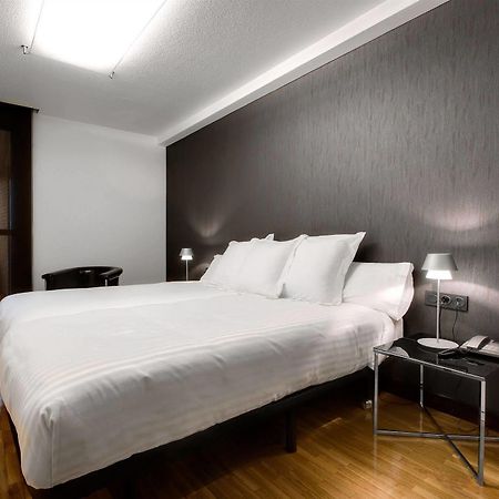 פמפלונה Apartamentos Mendebaldea Suites חדר תמונה
