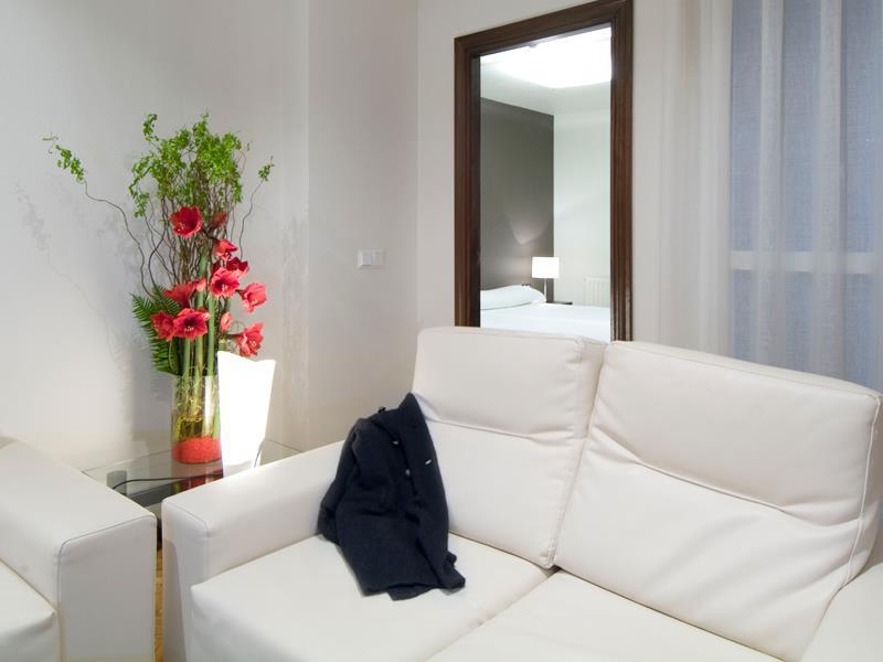 פמפלונה Apartamentos Mendebaldea Suites חדר תמונה