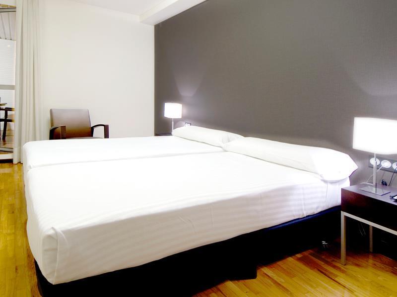 פמפלונה Apartamentos Mendebaldea Suites חדר תמונה