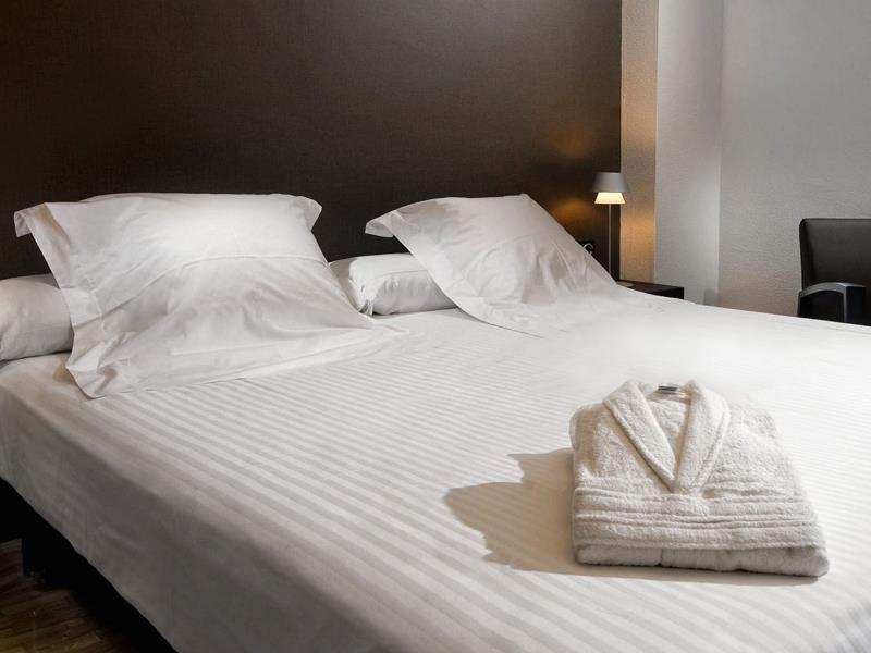 פמפלונה Apartamentos Mendebaldea Suites חדר תמונה