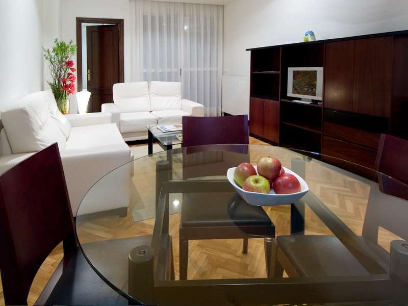 פמפלונה Apartamentos Mendebaldea Suites חדר תמונה