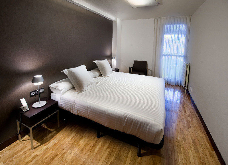 פמפלונה Apartamentos Mendebaldea Suites מראה חיצוני תמונה
