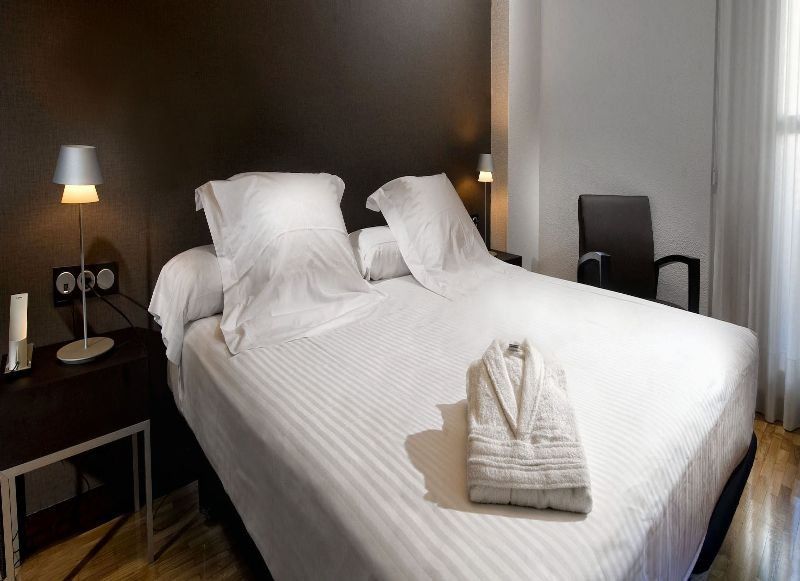 פמפלונה Apartamentos Mendebaldea Suites מראה חיצוני תמונה