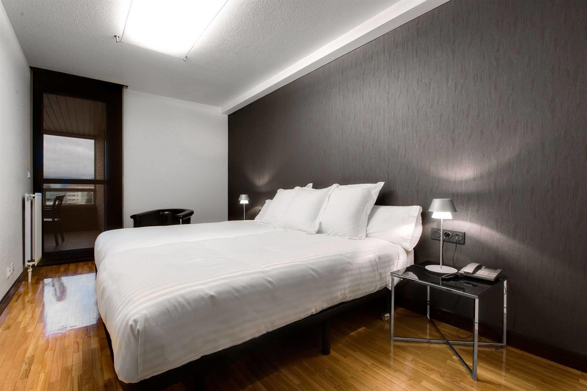 פמפלונה Apartamentos Mendebaldea Suites חדר תמונה