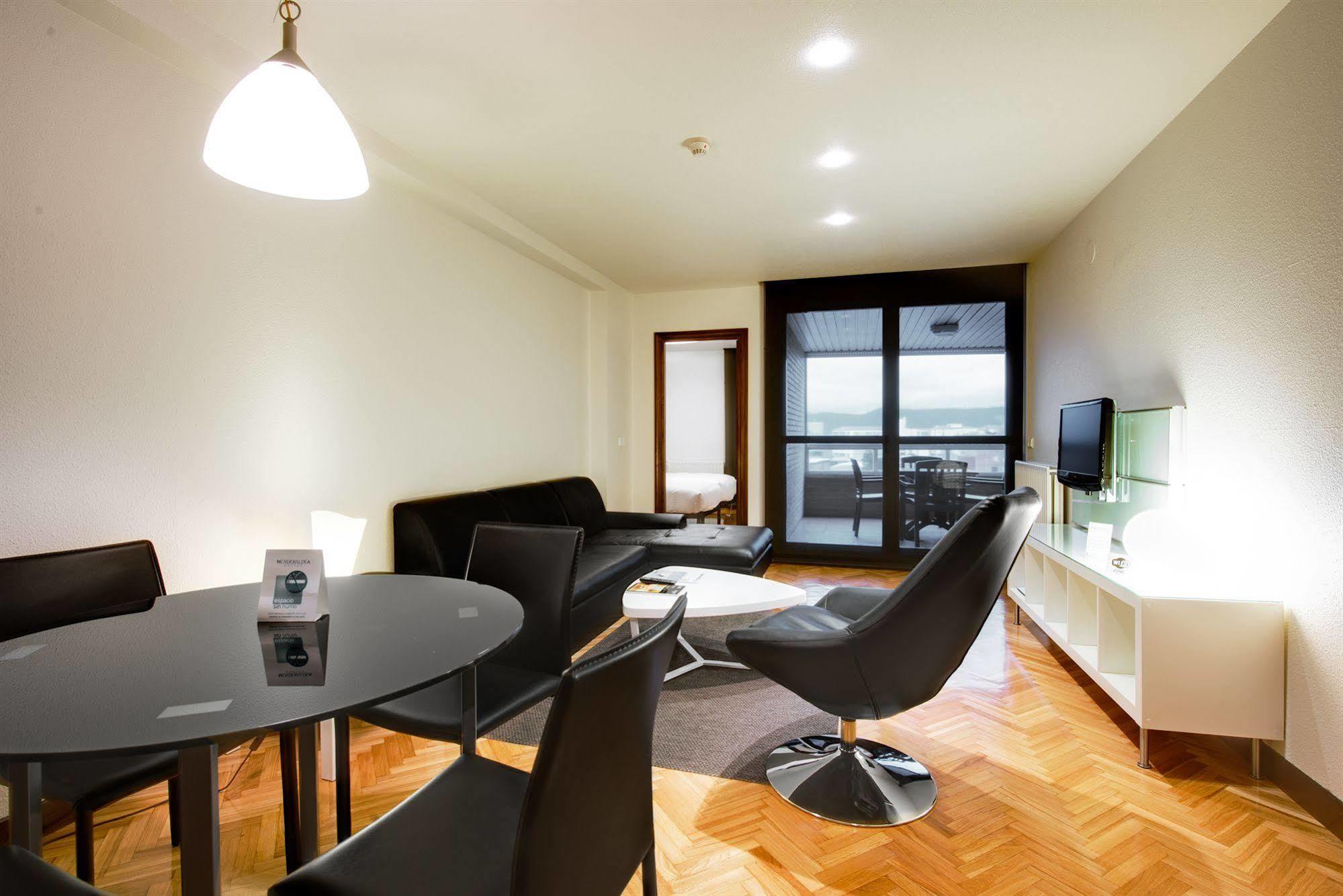 פמפלונה Apartamentos Mendebaldea Suites חדר תמונה