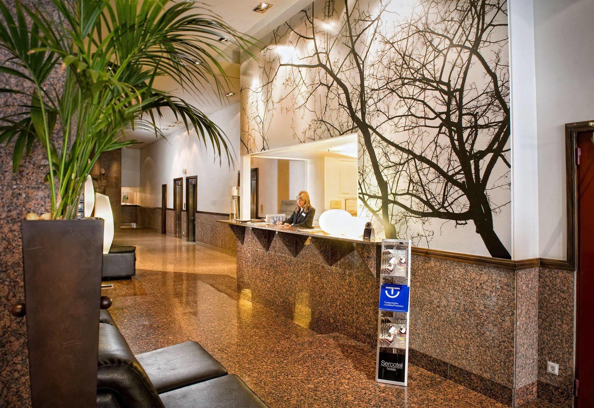 פמפלונה Apartamentos Mendebaldea Suites מראה פנימי תמונה