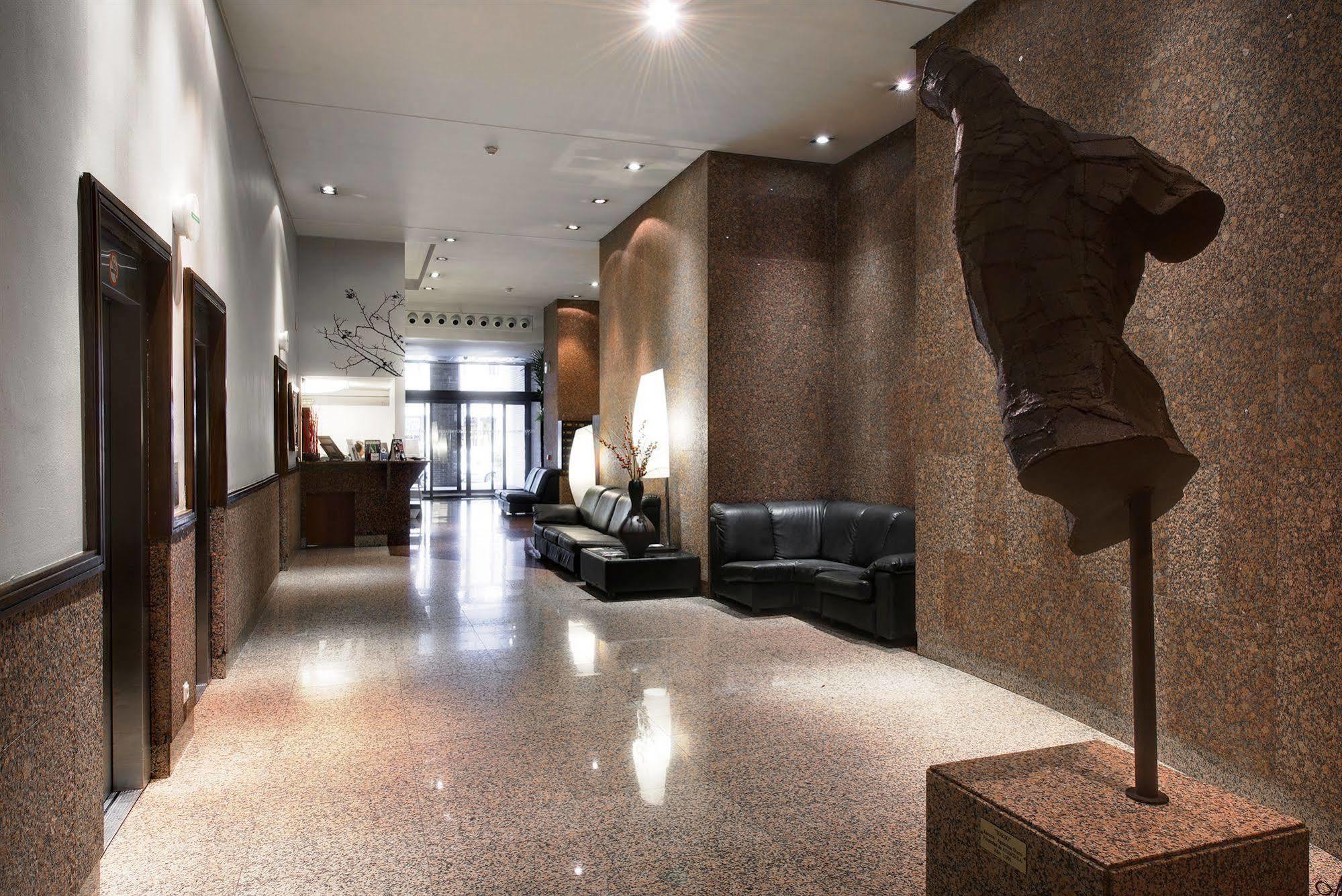 פמפלונה Apartamentos Mendebaldea Suites מראה פנימי תמונה