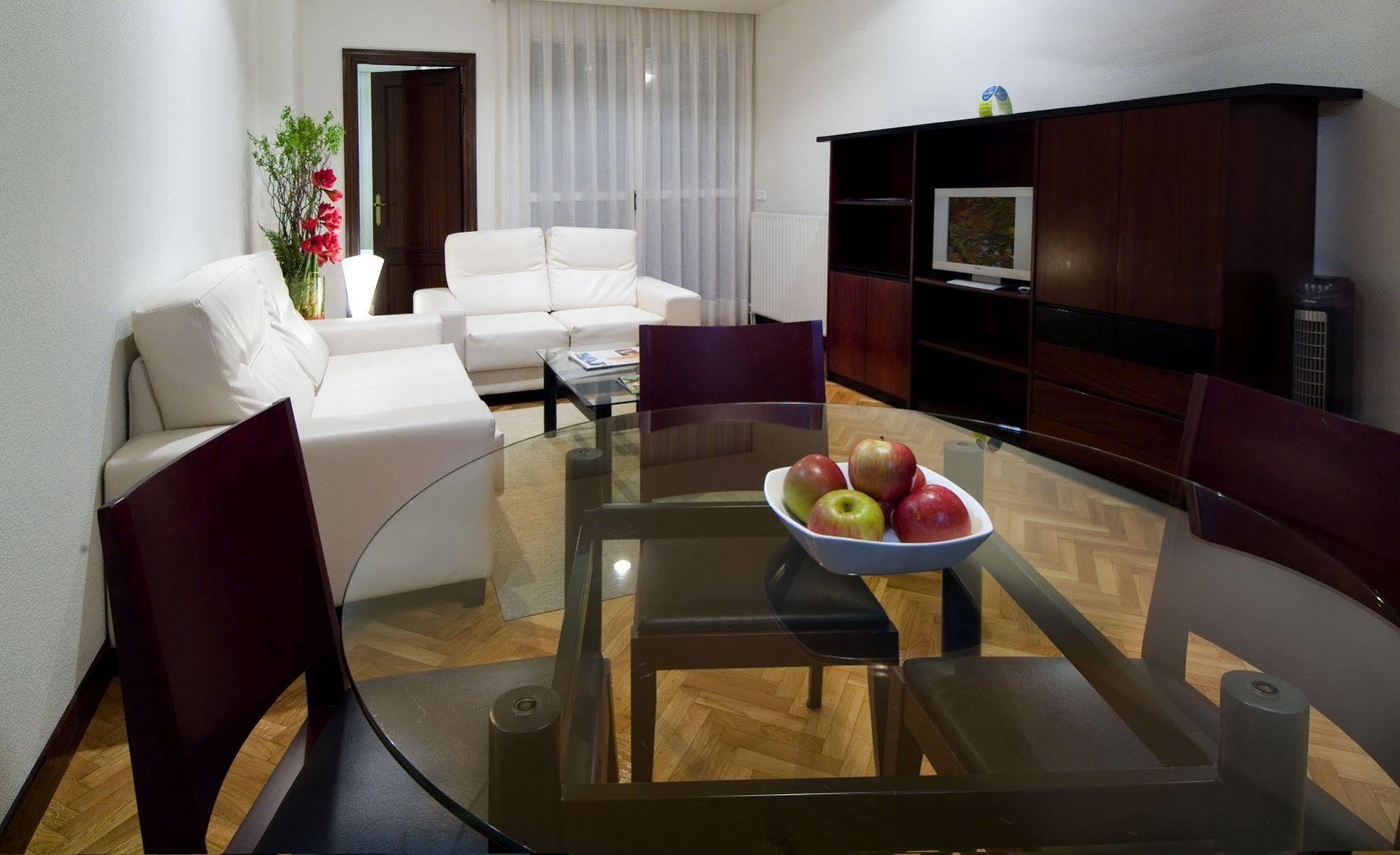 פמפלונה Apartamentos Mendebaldea Suites חדר תמונה