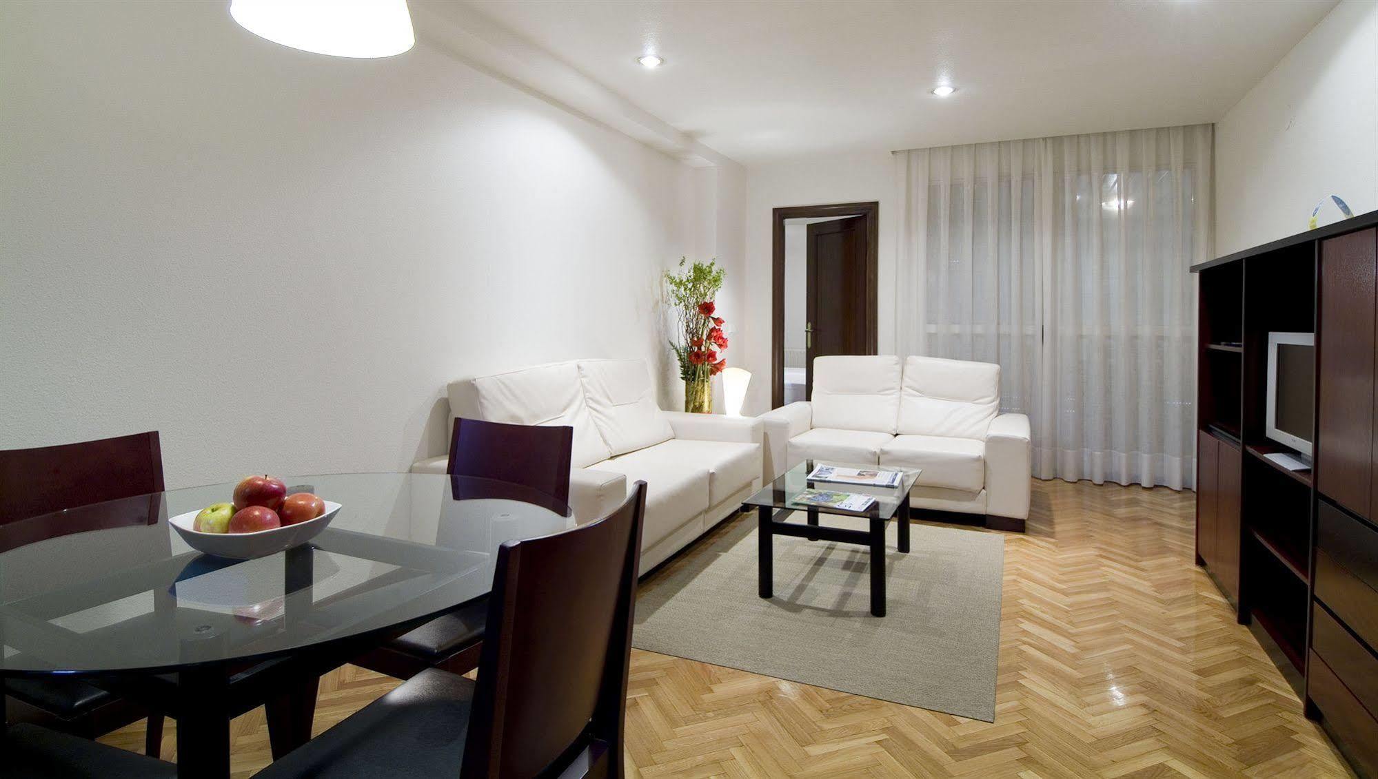 פמפלונה Apartamentos Mendebaldea Suites מראה חיצוני תמונה