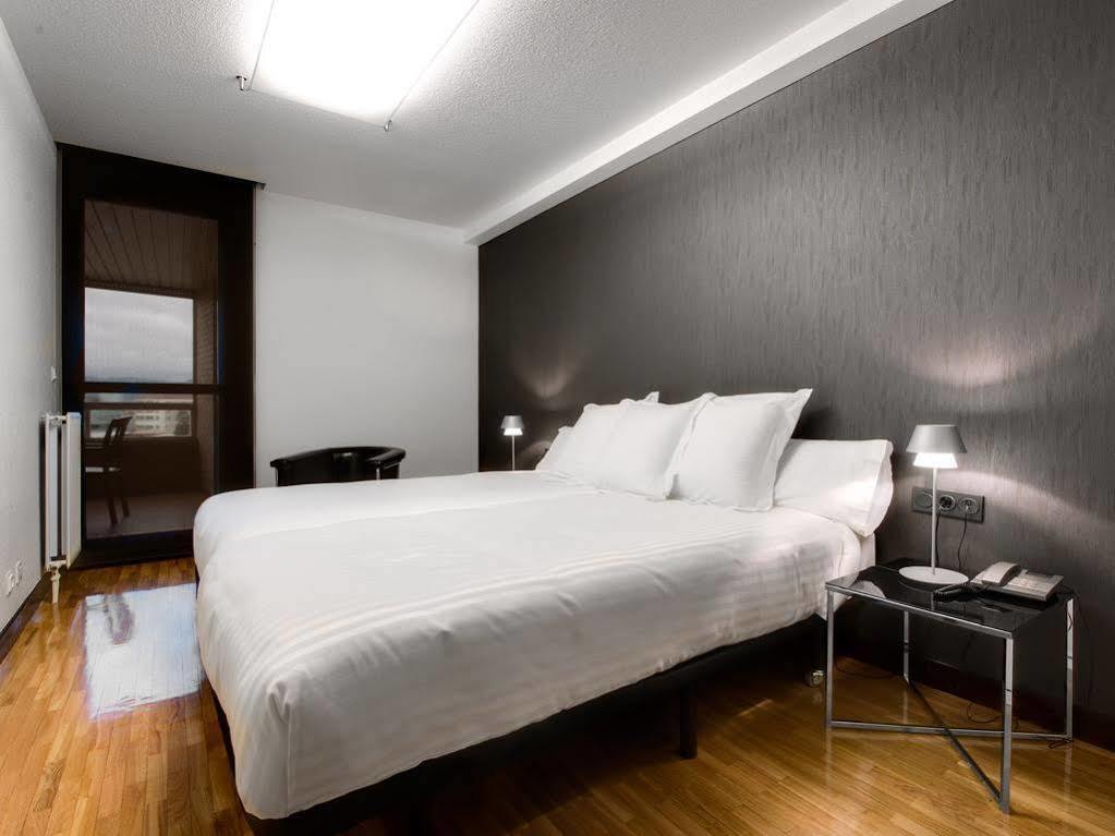 פמפלונה Apartamentos Mendebaldea Suites מראה חיצוני תמונה