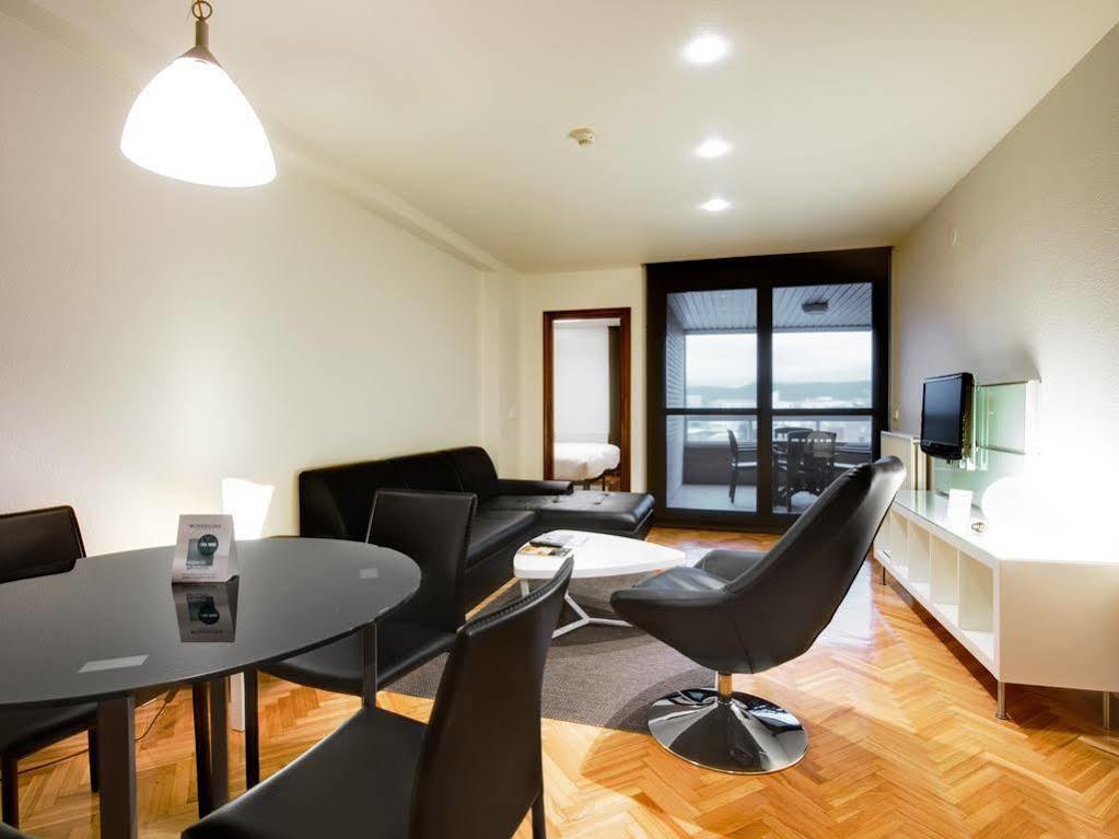 פמפלונה Apartamentos Mendebaldea Suites מראה חיצוני תמונה